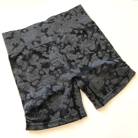 Gymshark L Adapt Camo Seamless Shorts - Picture 2 of 3